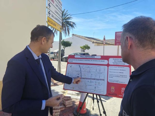 El Ayuntamiento realiza obras para mejorar la seguridad y accesibilidad en aceras del centro de Valladolises - 1, Foto 1