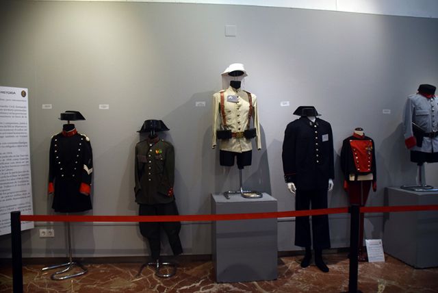 Más de 20 uniformes originales y 70 piezas de colección muestran 180 años de historia en Sevilla - 2, Foto 2