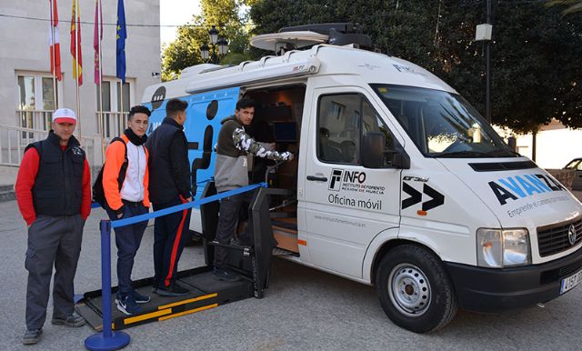 El INFOmóvil atiende a una veintena de personas en Lorquí - 1, Foto 1