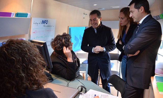 El INFOmóvil atiende a una veintena de personas en Lorquí - 2, Foto 2