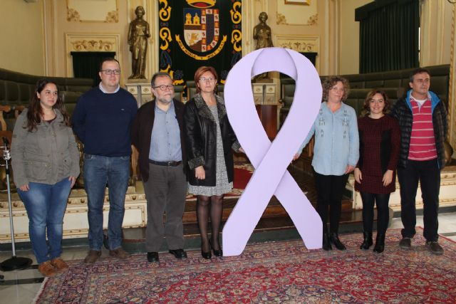 El lazo lila contra la violencia de género ya luce en todos los centros públicos de la localidad - 1, Foto 1