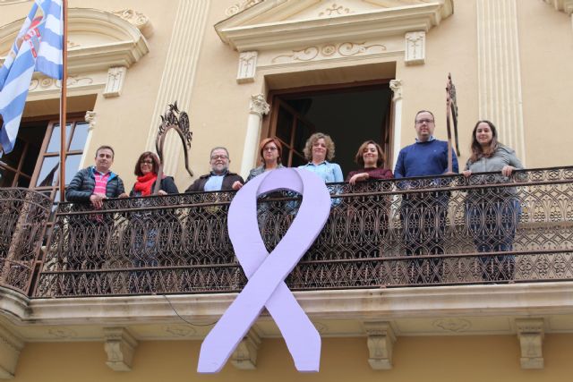 El lazo lila contra la violencia de género ya luce en todos los centros públicos de la localidad - 2, Foto 2