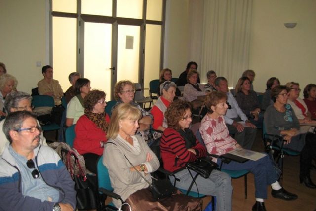 Personas mayores y con discapacidad asistieron a una conferencia sobre la restauracion de la Casa de la Fortuna y de la Casa Salvius - 1, Foto 1