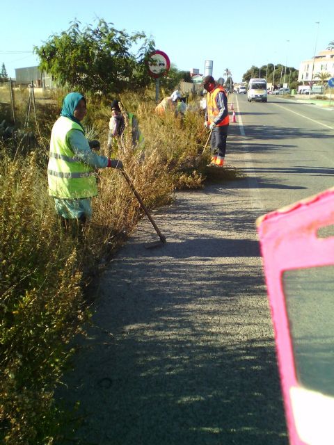 Desarrollan un ambicioso plan de choque de limpieza de cunetas en caminos rurales y arreglo de las áreas de juegos infantiles en parques y jardines, Foto 6