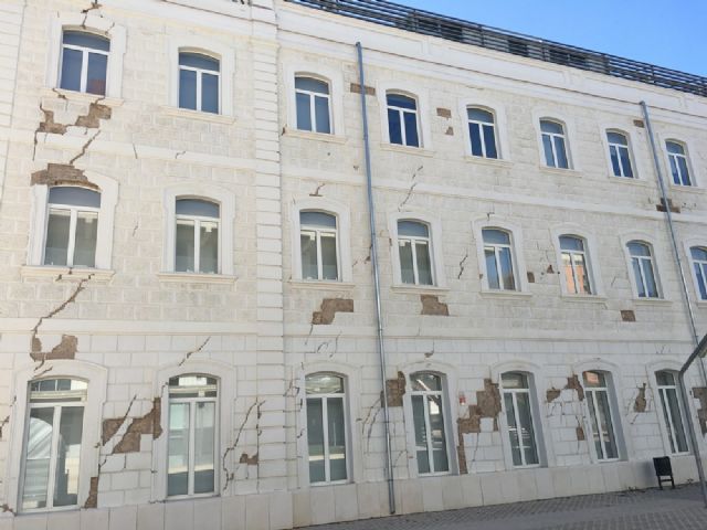 El PSOE vuelve a denunciar el lamentable estado de la fachada de la Universidad de Lorca y su entorno - 1, Foto 1