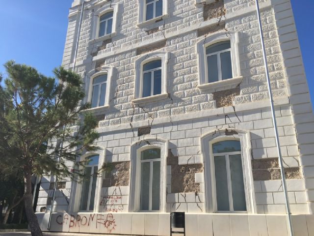 El PSOE vuelve a denunciar el lamentable estado de la fachada de la Universidad de Lorca y su entorno - 2, Foto 2
