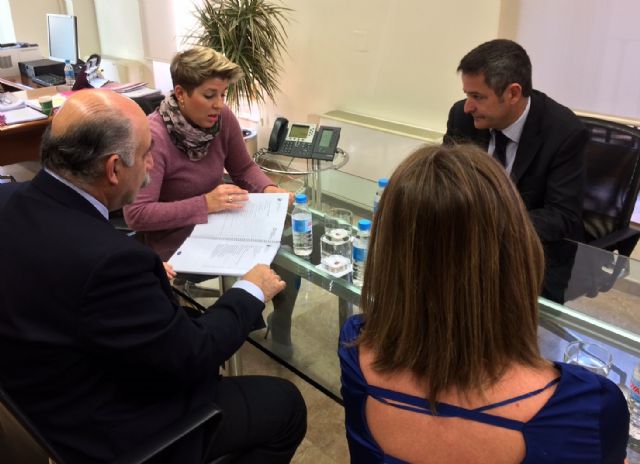 La consejera Noelia Arroyo entrega el documento inicial del Plan de Gobierno Abierto al decano del Colegio de Abogados - 1, Foto 1