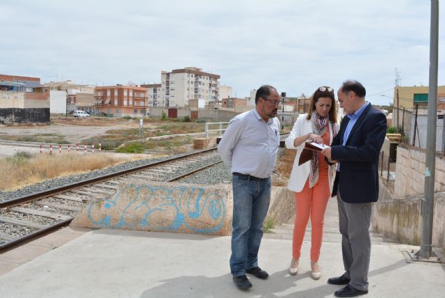 Los trabajos de limpieza y cerramiento de los márgenes de la línea férrea darán comienzo el próximo mes - 1, Foto 1