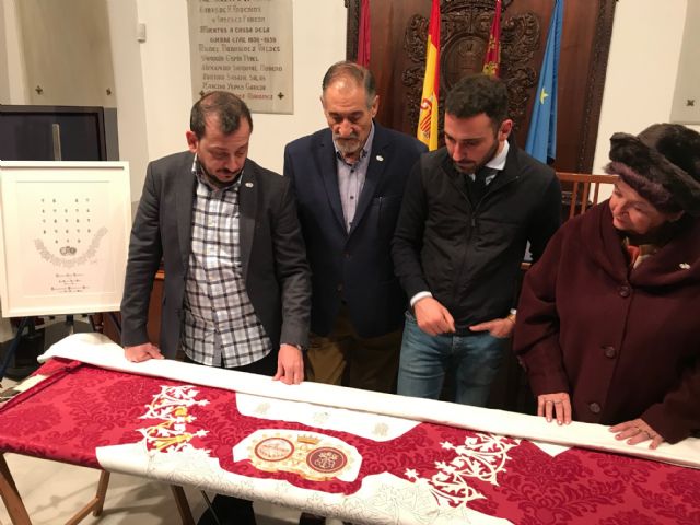 Las bordadoras lorquinas crean una nueva capa para San Clemente que se estrenará en noviembre de 2019 - 1, Foto 1