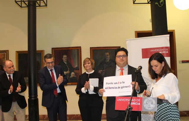 La Universidad de Murcia alza la voz contra la violencia hacia las mujeres con la lectura de un manifiesto con motivo del 25N - 1, Foto 1