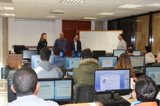 La alcaldesa y el edil de Formación visitan a los participantes del curso de Operaciones auxiliares de montaje y mantenimiento de sistemas microinformáticos - 1, Foto 1