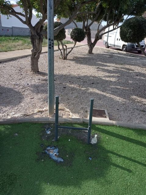 Los vándalos se vuelven a cebar con el mobiliario público en Las Torres de Cotillas - 2, Foto 2