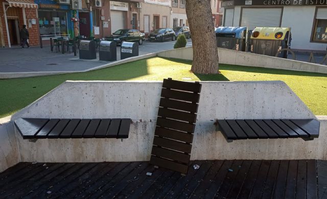 Los vándalos se vuelven a cebar con el mobiliario público en Las Torres de Cotillas - 3, Foto 3