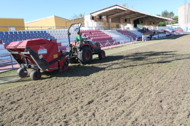 Acometen la resiembra de invierno del césped del estadio municipal Juan Cayuela, Foto 2