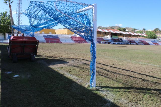 Acometen la resiembra de invierno del césped del estadio municipal Juan Cayuela, Foto 7