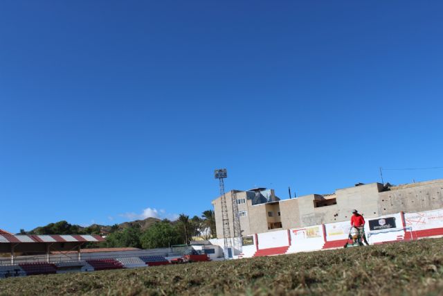 Acometen la resiembra de invierno del césped del estadio municipal Juan Cayuela, Foto 8