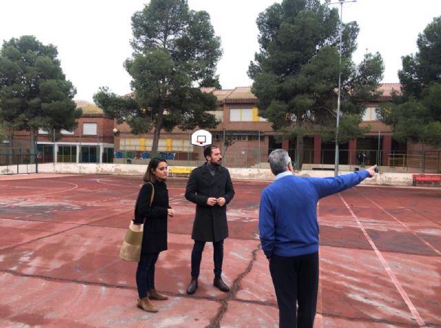 El Ayuntamiento y el colegio Pilar Soubrier se vuelcan con la campaña ‘Encesta vidrio, ganamos todos’ para conseguir renovar la pista deportiva del centro - 1, Foto 1