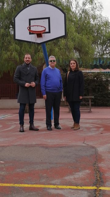 El Ayuntamiento y el colegio Pilar Soubrier se vuelcan con la campaña ‘Encesta vidrio, ganamos todos’ para conseguir renovar la pista deportiva del centro - 2, Foto 2