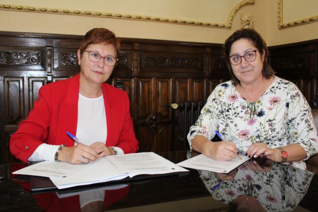 Ayuntamiento y Asamju renuevan el convenio para llevar a cabo el Proyecto de Recolección de Aceituna - 1, Foto 1