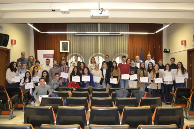 La Universidad de Murcia entrega 81 becas para prácticas rurales y sociosanitarias - 1, Foto 1