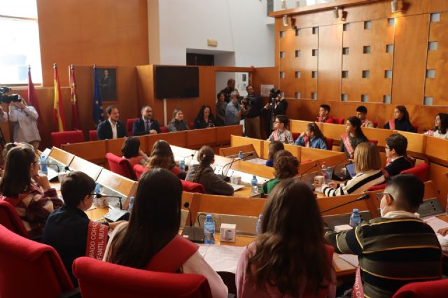 El alcalde de Lorca preside el Pleno Infantil celebrado con motivo del Día Internacional de los Derechos de los Niños y en el que han participado 30 escolares - 2, Foto 2