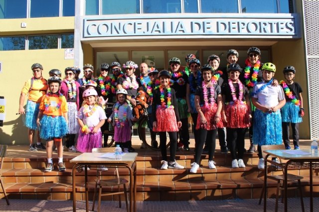 El Día de la Bicicleta reúne a cerca de 500 participantes en una jornada familiar en la que se sortearon 10 cascos y tres bicicletas, Foto 1