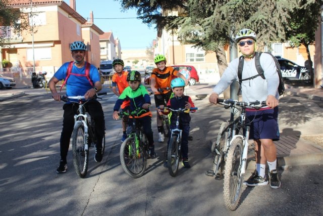 El Día de la Bicicleta reúne a cerca de 500 participantes en una jornada familiar en la que se sortearon 10 cascos y tres bicicletas, Foto 2