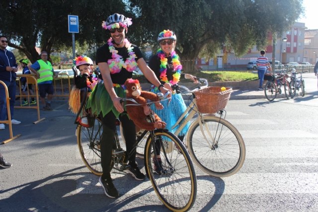 El Día de la Bicicleta reúne a cerca de 500 participantes en una jornada familiar en la que se sortearon 10 cascos y tres bicicletas, Foto 3