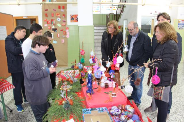 Los alumnos del aula abierta del IES Manuel Tárraga Escribano organizan un mercadillo navideño - 1, Foto 1