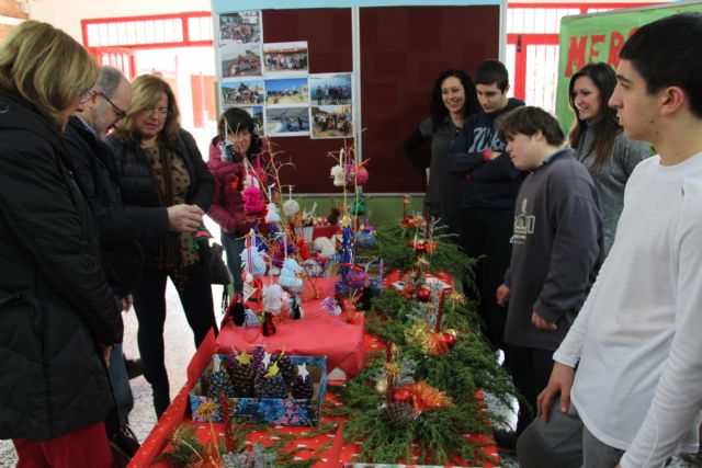 Los alumnos del aula abierta del IES Manuel Tárraga Escribano organizan un mercadillo navideño - 2, Foto 2