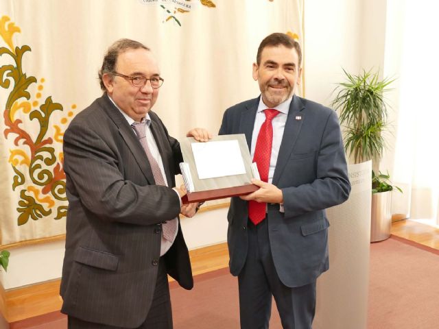 El Ayuntamiento de Cartagena recibe una placa conmemorativa como sede fundacional de la Universidad Internacional del Mar - 1, Foto 1