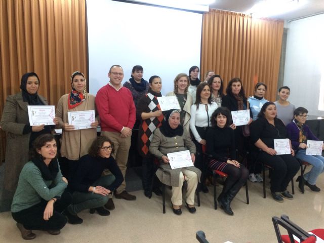 Entrega de diplomas a los alumnos del taller de costura y reparación de prendas organizado por el Ayuntamiento de Molina de Segura y la Asociación Proyecto Abraham - 1, Foto 1