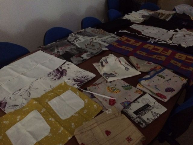 Entrega de diplomas a los alumnos del taller de costura y reparación de prendas organizado por el Ayuntamiento de Molina de Segura y la Asociación Proyecto Abraham - 2, Foto 2