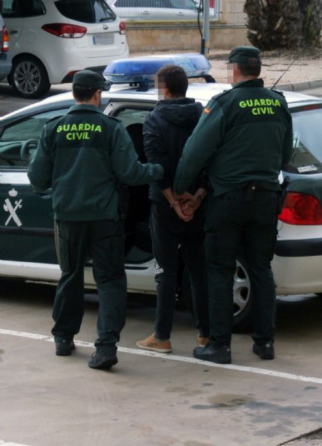 La Guardia Civil detiene al presunto autor de una decena de robos en viviendas de Los Alcázares - 2, Foto 2