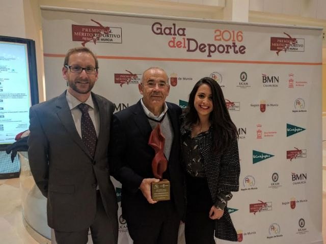 The Department of Sports congratulates the totanero Pablo Costa for the prize received at the Sports Gala of the Region of Murcia, Foto 1
