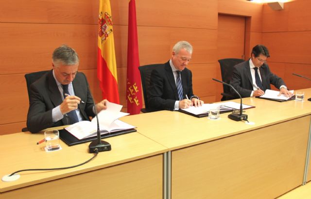 IU: La CARM se está quedando con la parte del Estado de las subvenciones que están devolviendo los afectados del terremoto - 1, Foto 1