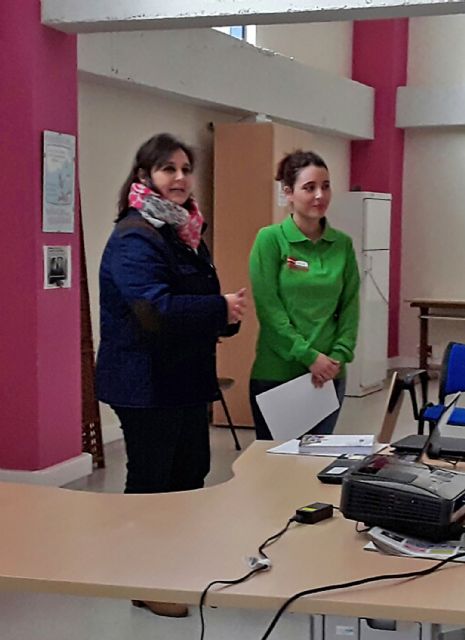 Los usuarios del servicio de teleasistencia asisten a la charla 'Despertar con una sonrisa' - 1, Foto 1