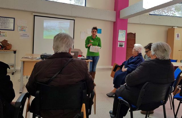 Los usuarios del servicio de teleasistencia asisten a la charla 'Despertar con una sonrisa' - 2, Foto 2