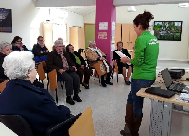 Los usuarios del servicio de teleasistencia asisten a la charla 'Despertar con una sonrisa' - 3, Foto 3