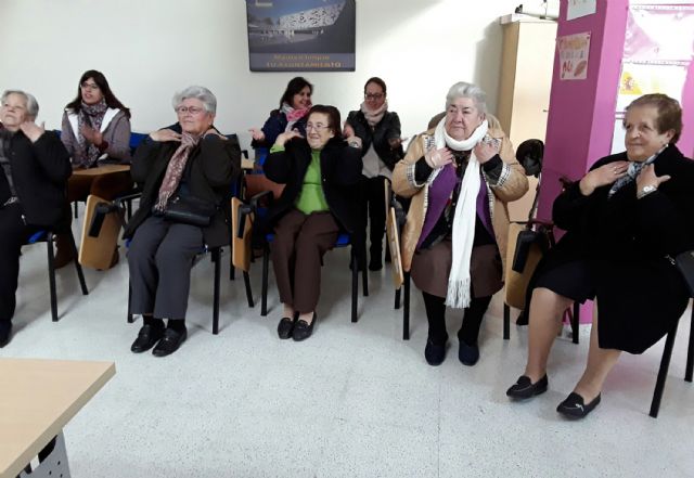 Los usuarios del servicio de teleasistencia asisten a la charla 'Despertar con una sonrisa' - 4, Foto 4