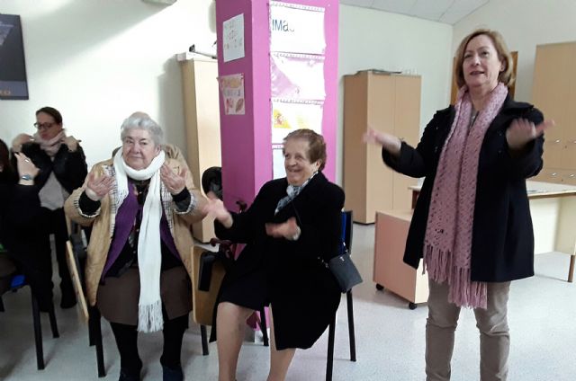 Los usuarios del servicio de teleasistencia asisten a la charla 'Despertar con una sonrisa' - 5, Foto 5