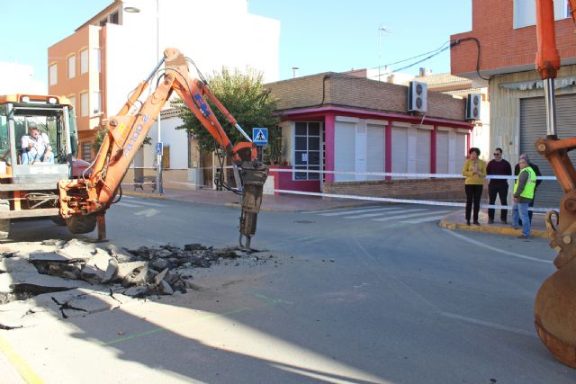 El Ayuntamiento ejecuta obras de mejora en la red de saneamiento que conecta la avenida Almería y calle Camino Real - 1, Foto 1