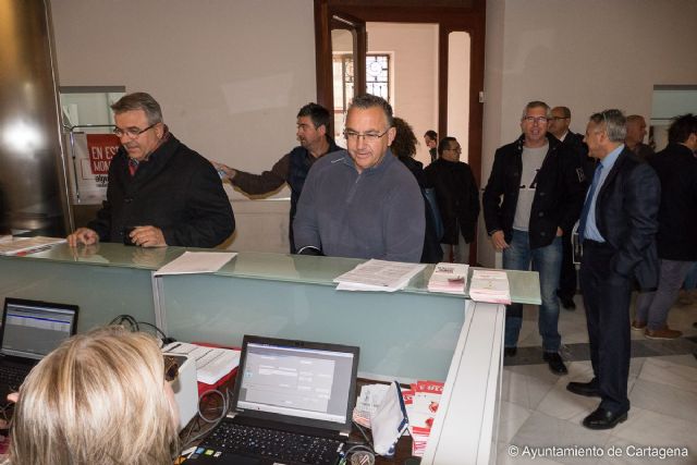Mas de un centenar de donantes han pasado hasta este mediodia al Palacio Consistorial para participar en el Maraton de Sangre - 1, Foto 1