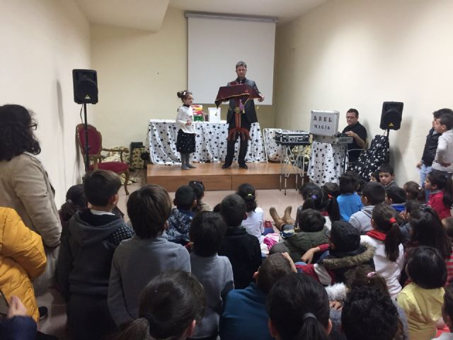 Más de un centenar de niños recibieron su regalo navideño - 2, Foto 2