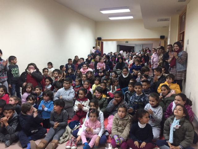 Más de un centenar de niños recibieron su regalo navideño - 3, Foto 3
