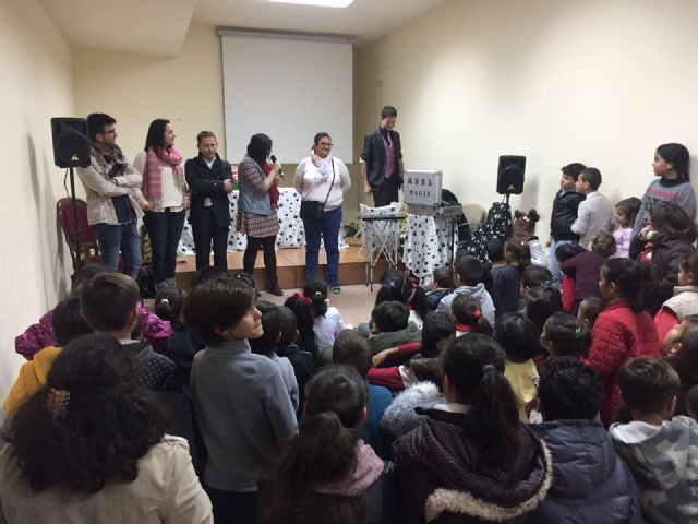 Más de un centenar de niños recibieron su regalo navideño - 4, Foto 4