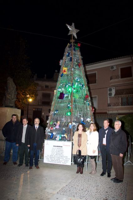 El árbol la Plaza San Juan de la Cruz recuerda en Navidad la importancia del reciclaje de los residuos domésticos - 1, Foto 1
