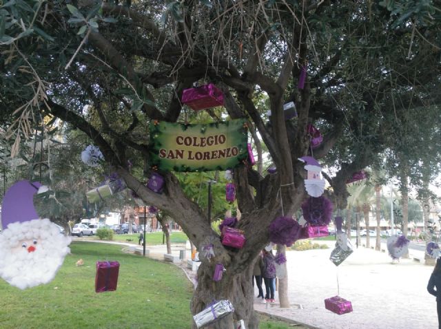 Niños y jóvenes de Puente Tocinos cubren de adornos navideños sostenibles todos los jardines de la pedanía - 1, Foto 1