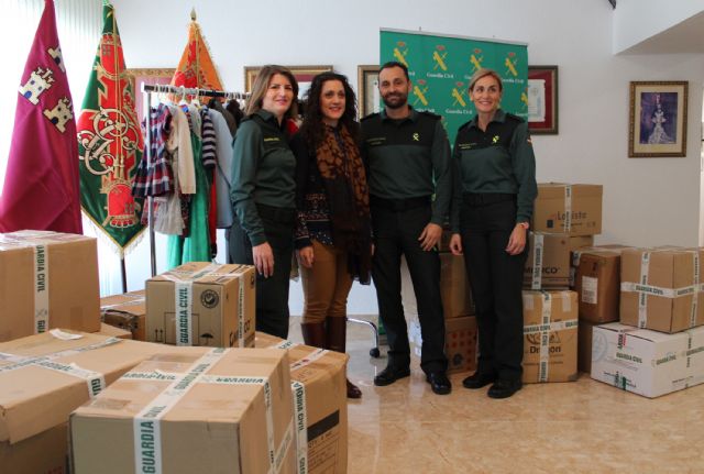 La Guardia Civil dona cerca de 300 kilos de ropa en beneficio de las mujeres y niños usuarios de las casas de acogida de la Región - 2, Foto 2