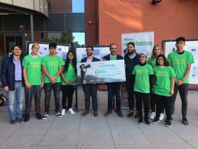 Los alumnos del IES Ramón Arcas ganadores de la campaña de Ecovidrio La Región de los Ecólatras presentan su proyecto Tecnoecólatras del Arcas - 1, Foto 1